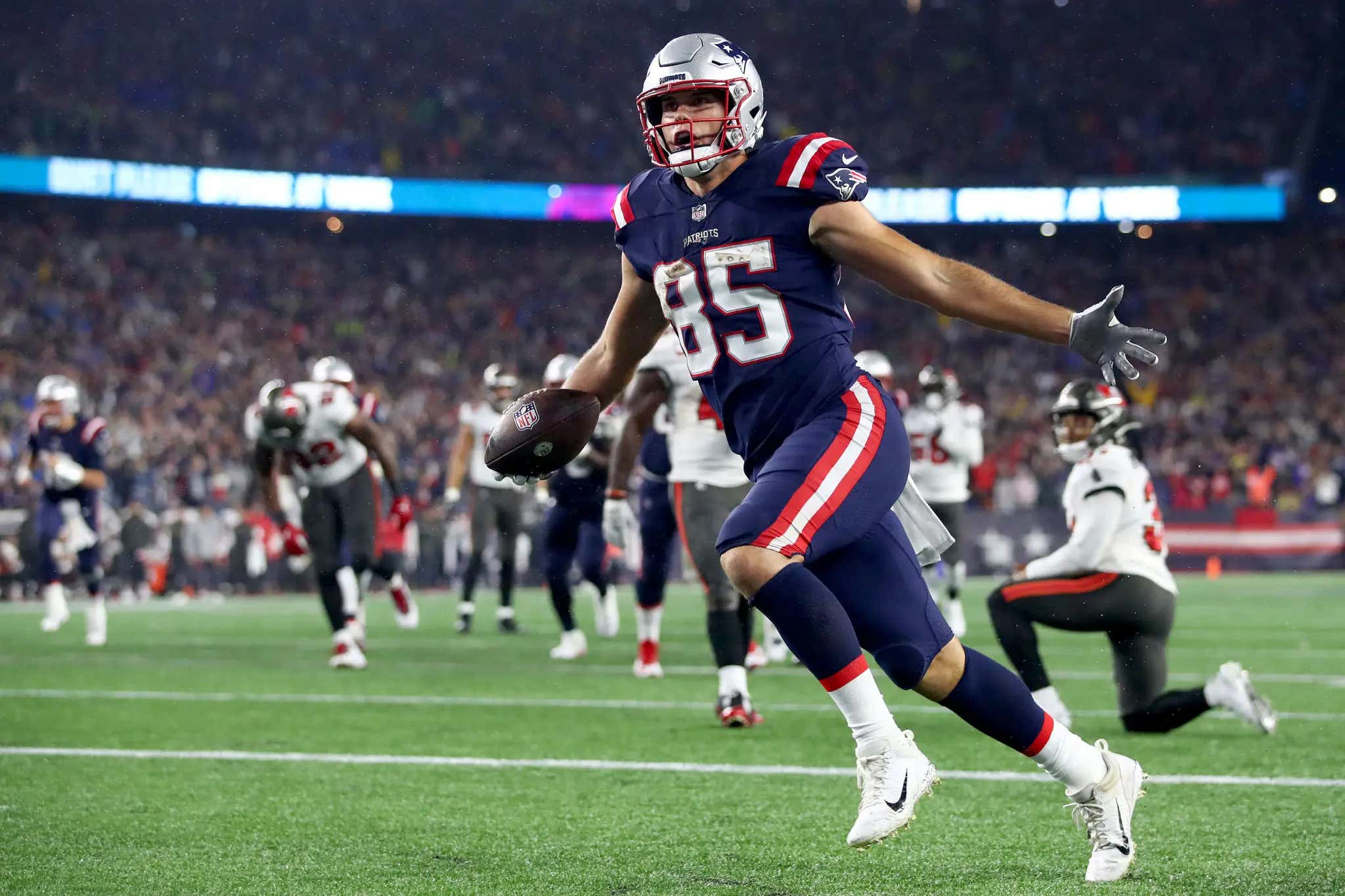 The Patriots Take Another Big Step in the Right Direction by Re-Signing Hunter Henry