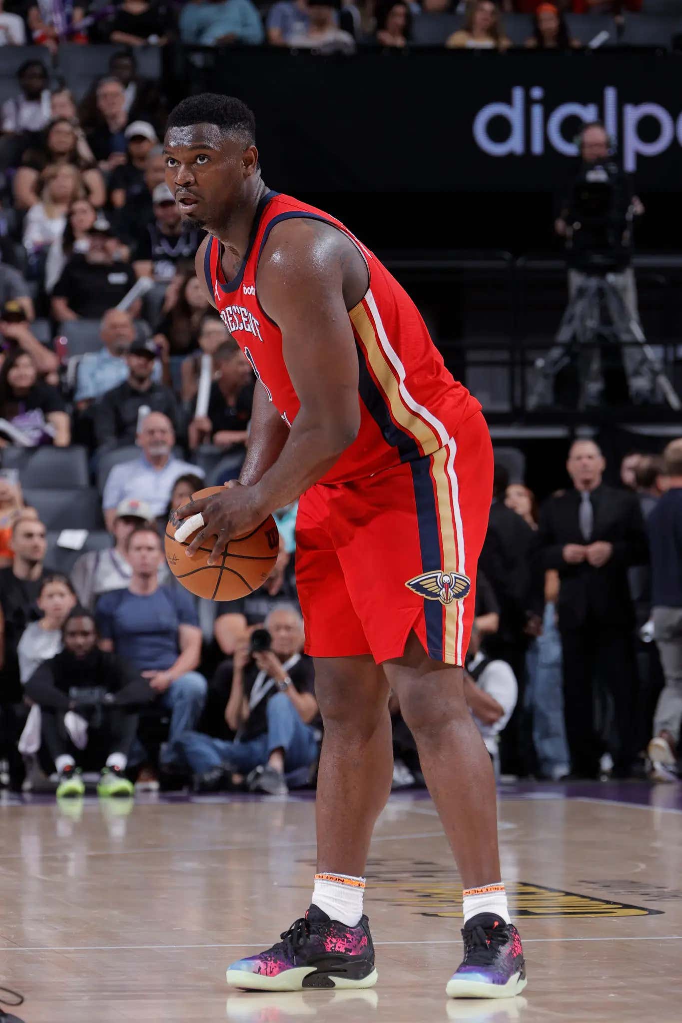 Someone Threw A Chicken Wing On The Court Of The Pelicans Game And Kevin Harlan Gave A Masterclass Call As TNT Immediately Cut To Zion Williamson