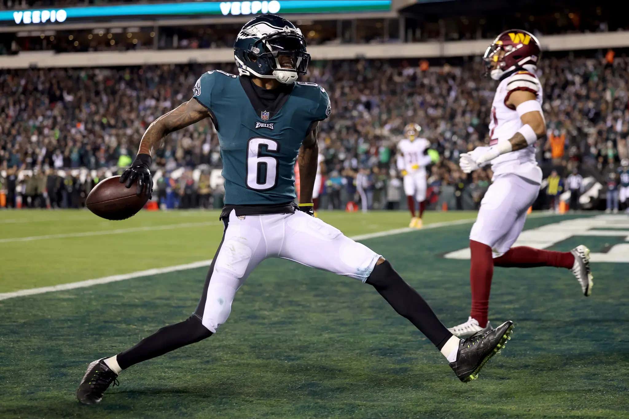 Eagles Extend Devonta Smith And Give The WR A BAG