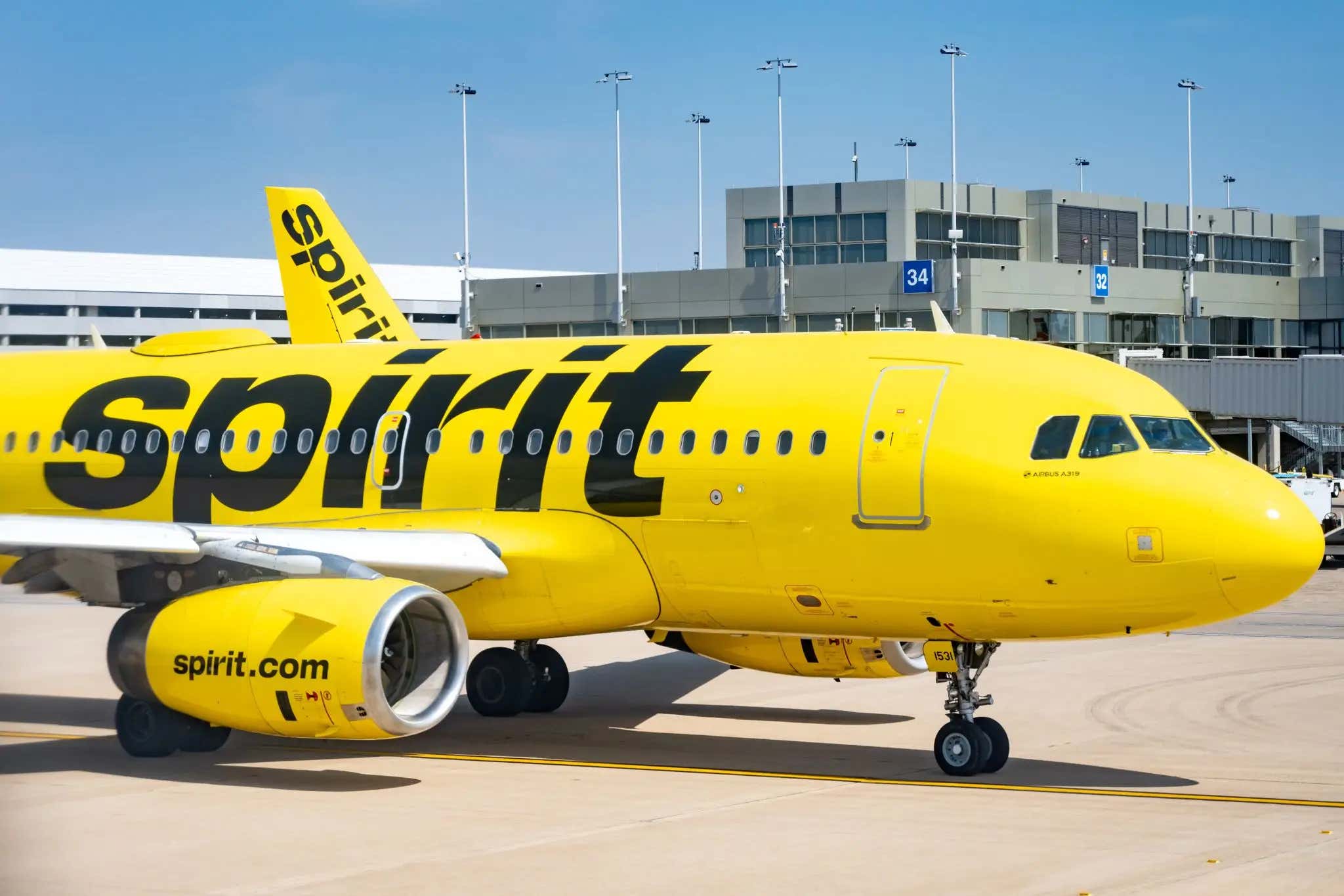 A Four-On-One Employee VS Customer Brawl Took Place At The Check-In Counter For Spirit Airlines And It Is SOMETHING