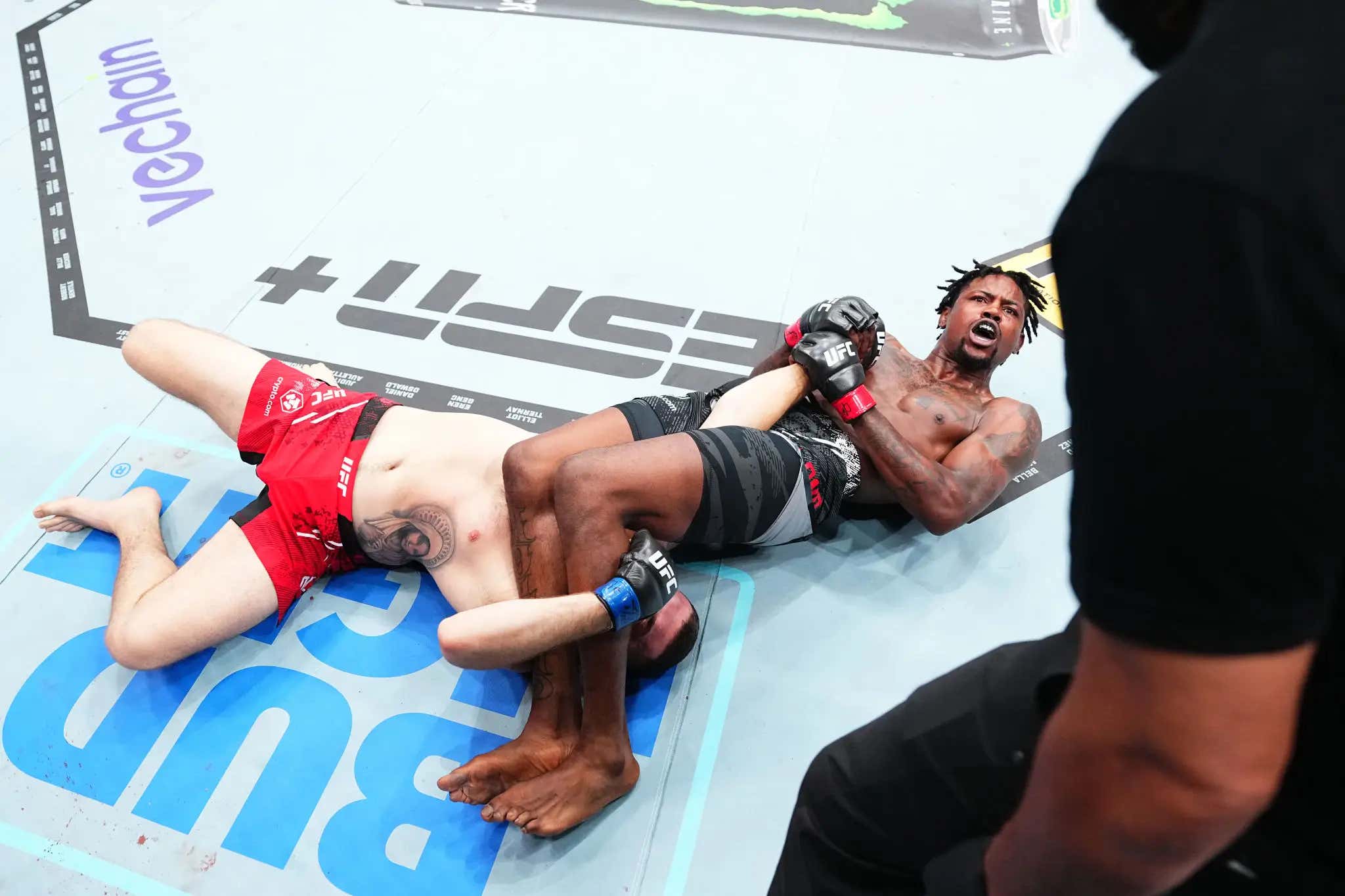 Kevin Holland Snaps Michal Oleksiejczuk's Arm Backwards For The Win