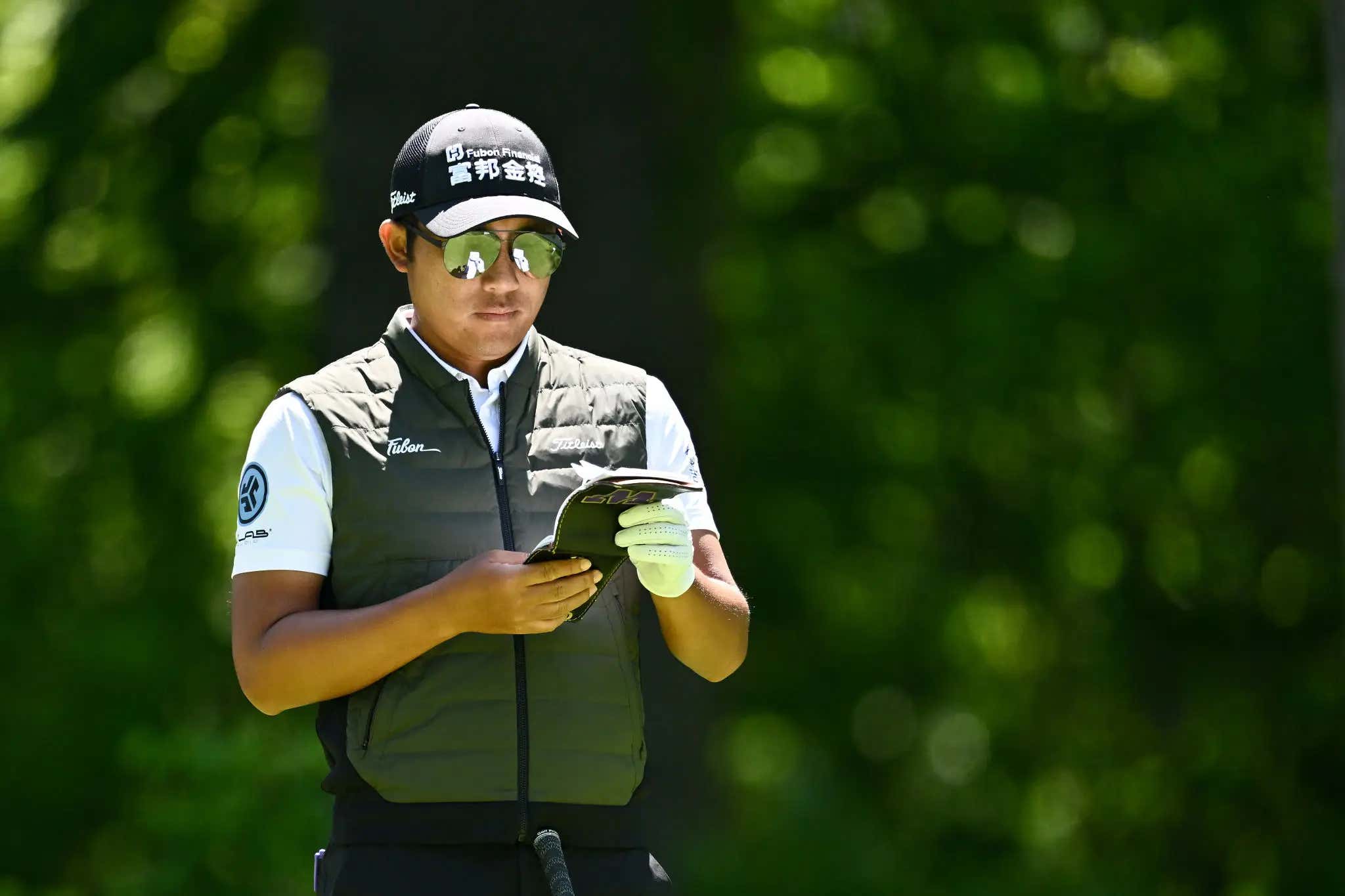Always Be Ready: Legendary Caddie Fluff Cowan Got Hurt On The 3rd Hole, So C.T. Pan Grabbed A Random Fan To Caddie The Final Round For Him