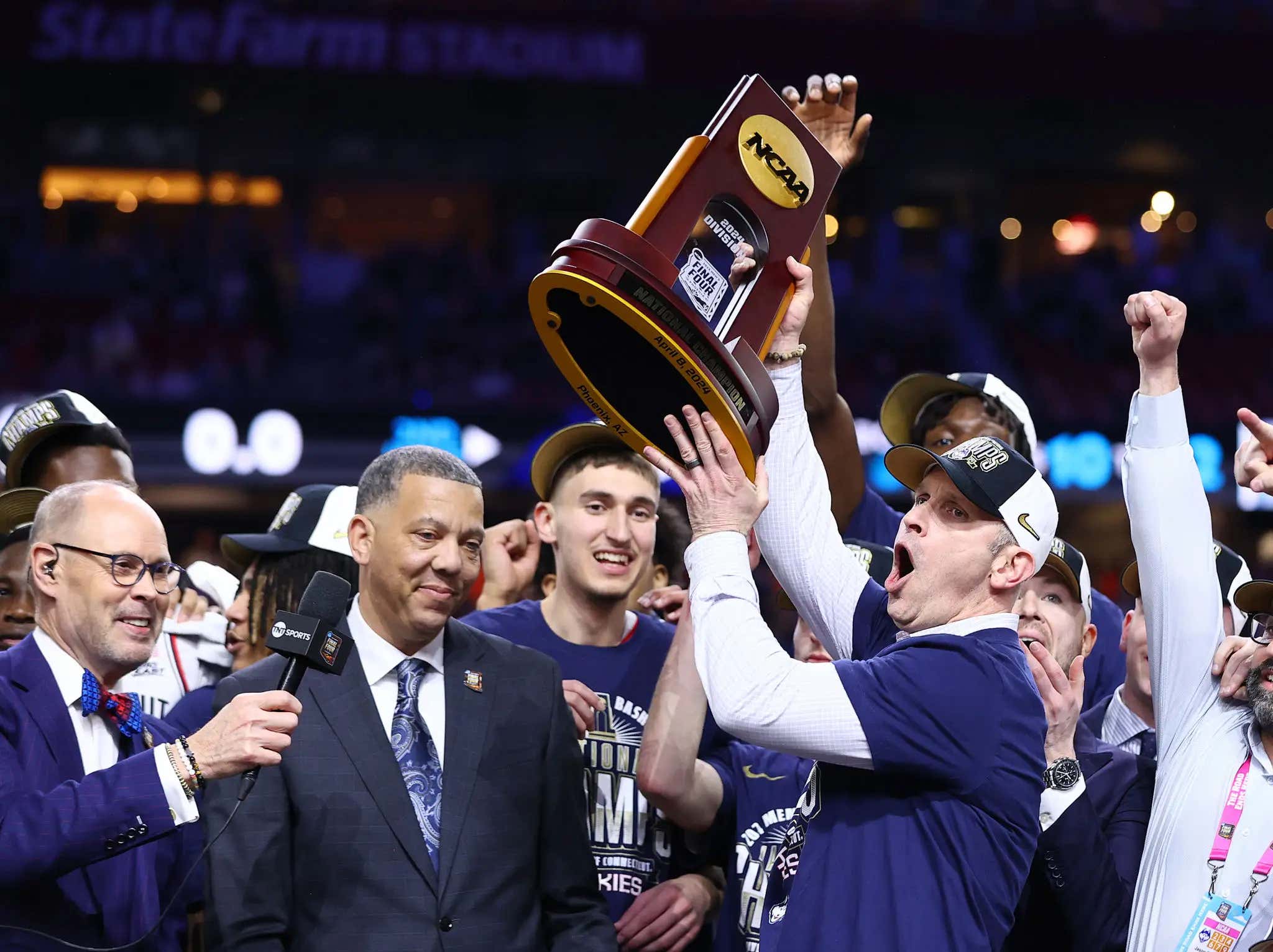 Magic Johnson Knows Dan Hurley Is The Perfect Lunatic, Goes On National TV And Basically Begs For Him To Be The Next Lakers Head Coach