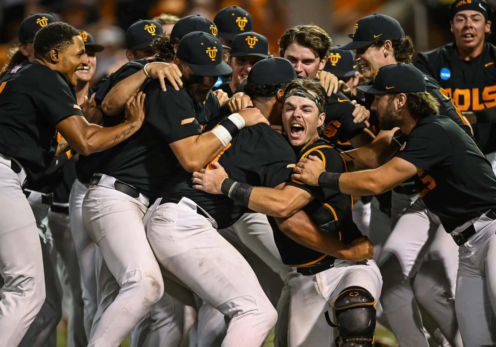 TENNESSEE SCORES FOUR RUNS IN THE 9TH TO WALK OFF ONE OF THE BEST COLLEGE BASEBALL GAMES WE'VE EVER SEEN