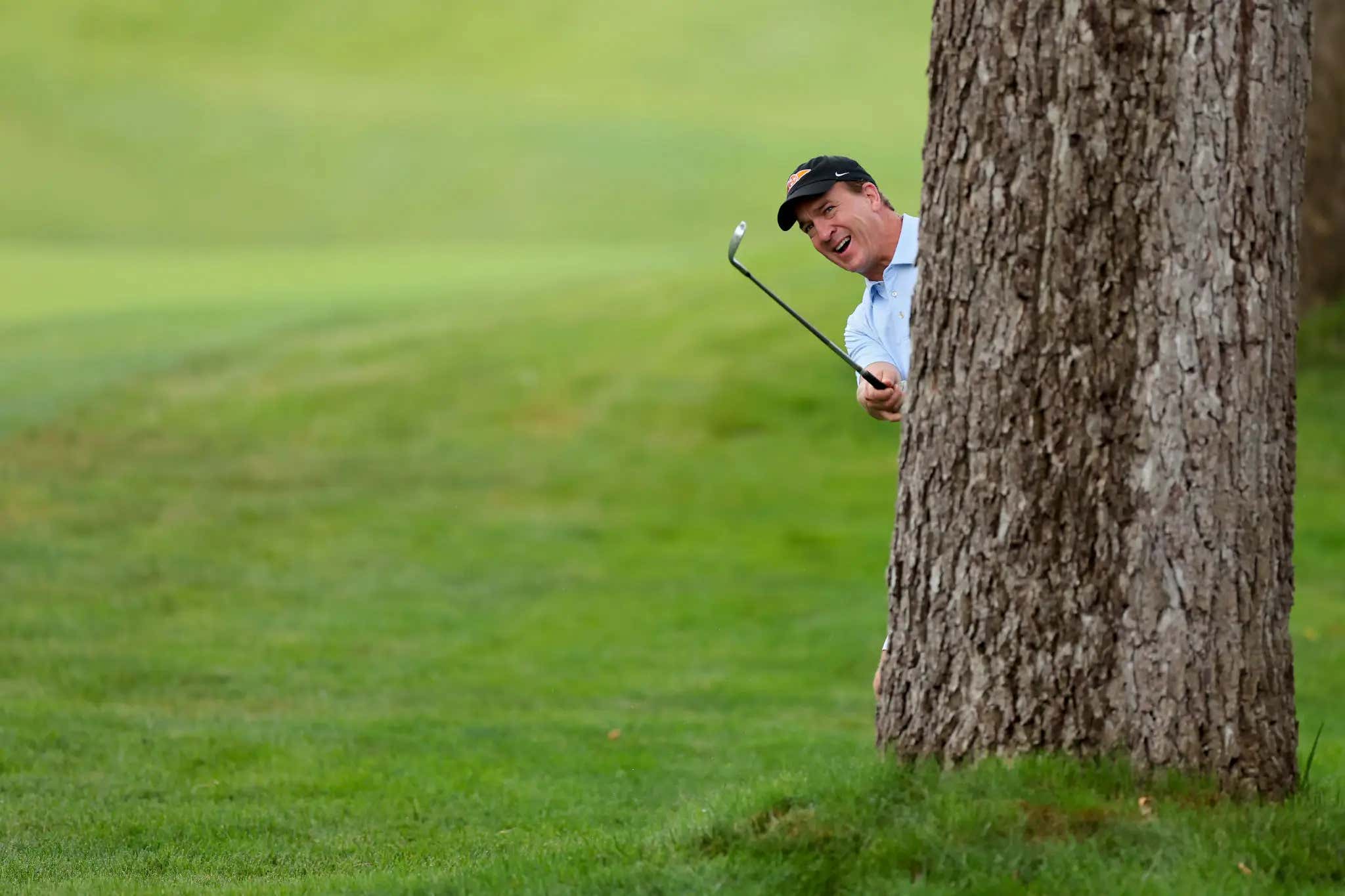 Peyton Manning Has Finally Found a Way Into Patriots Fans Hearts, by Sucking at Golf