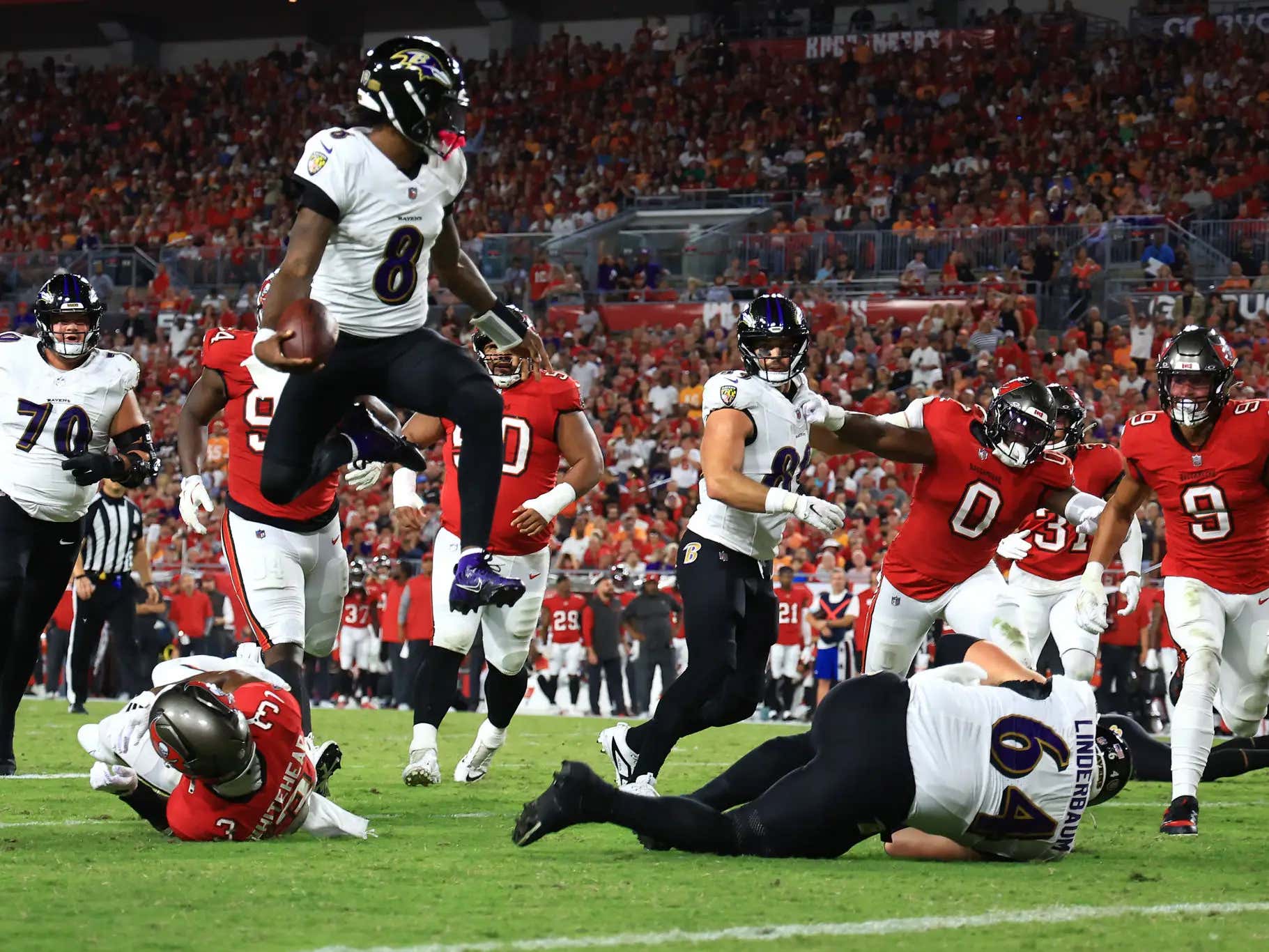 Lamar Jackson Puts On Another MNF Show, Throws 5 Tuddies in a Rout Over