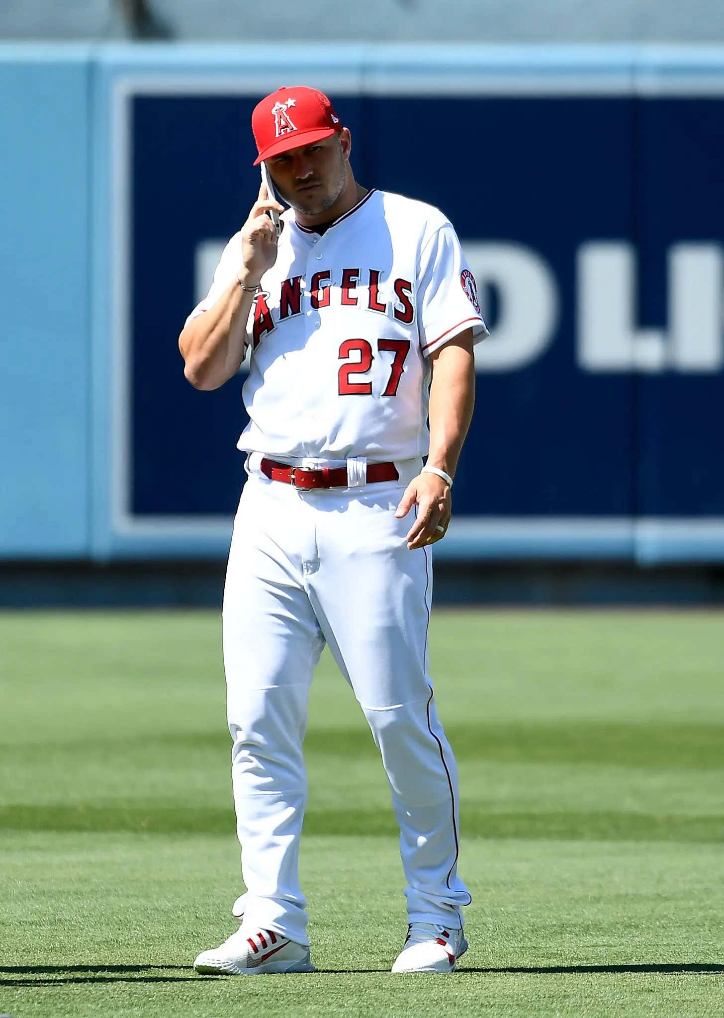 Ron Washington Has BANNED The Angels From Using Their Cell Phones In The Locker Room And This For Sure Won't Backfire At All!