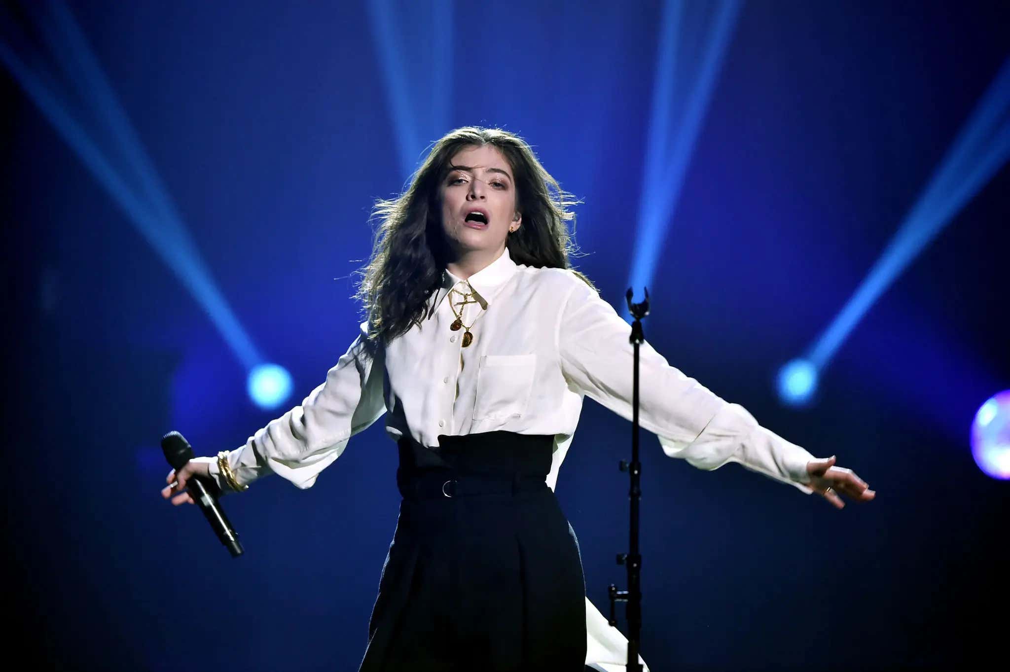 Lorde Teased A Pop Up In Washington Square Park, Police Told Everyone To Leave, Then Lorde Showed Up Anyway