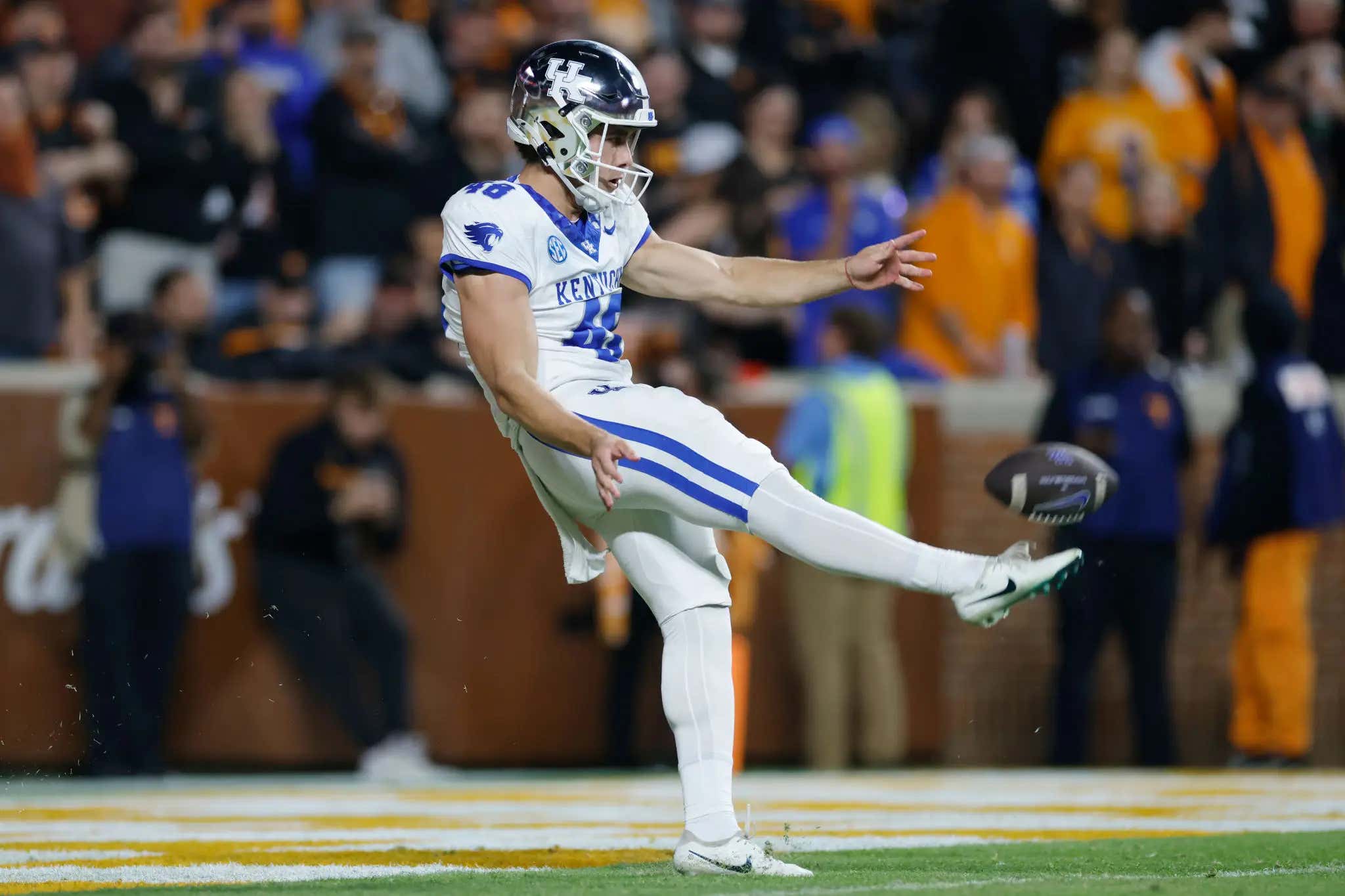 Kentucky's Punter Has No Choice But To Fight Every Opponent During The Year After EA Sports Apparently Gave Him A ZERO Toughness Rating In CFB26