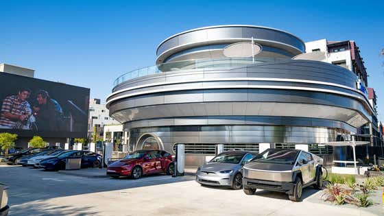 Tesla Dropped Its First "Tesla Diner", A 24/7 Retro-Futuristic Restaurant And Supercharger In LA And It's Honestly Pretty Sick