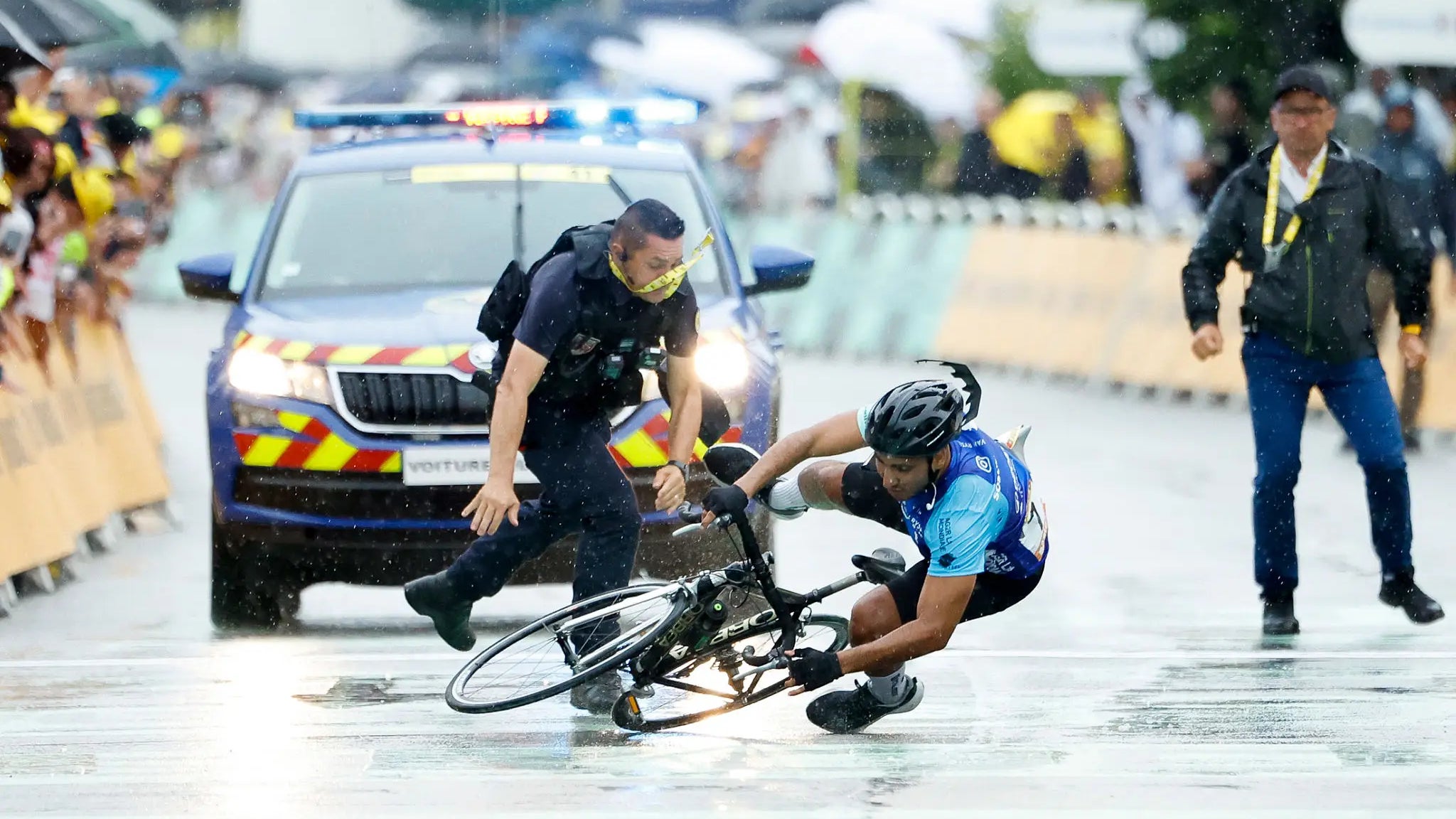 Justice: Some Jackass Snuck Into The Tour de France Pretending To Be A Racer, Gets Truck Sticked By A Security Guard At The Finish Line