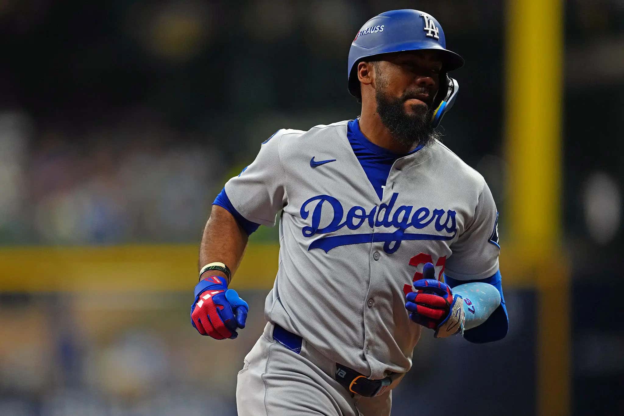 Teoscar Hernandez Isn't Staying At The Same Hotel As The Rest Of The Dodgers While In Milwaukee Because His Wife Is Scared That It's Haunted