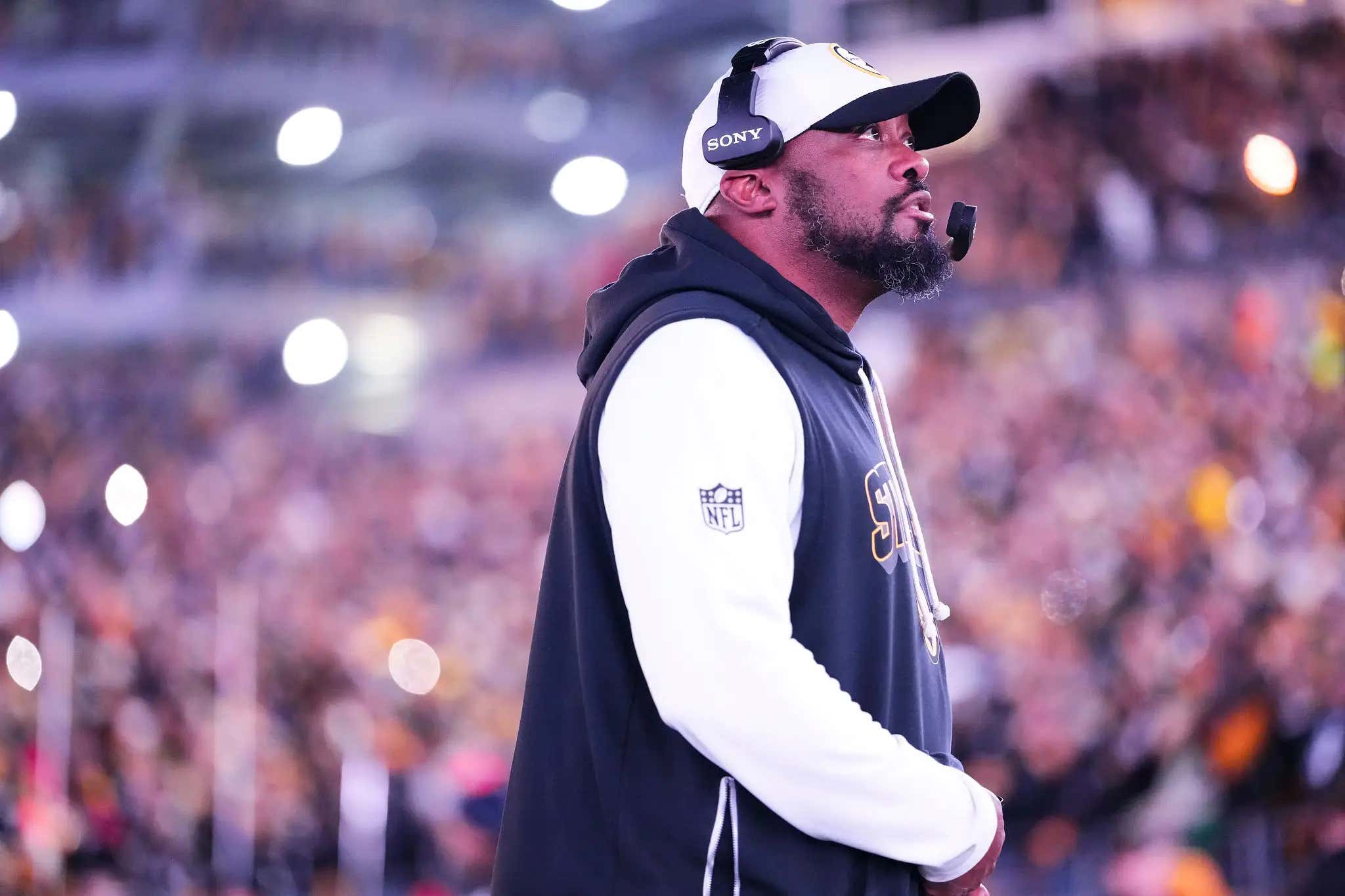 Steelers Players Were Apparently Crying, Apologizing And Nearly Hyperventilating When Mike Tomlin Told Them He Was Stepping Down As Coach