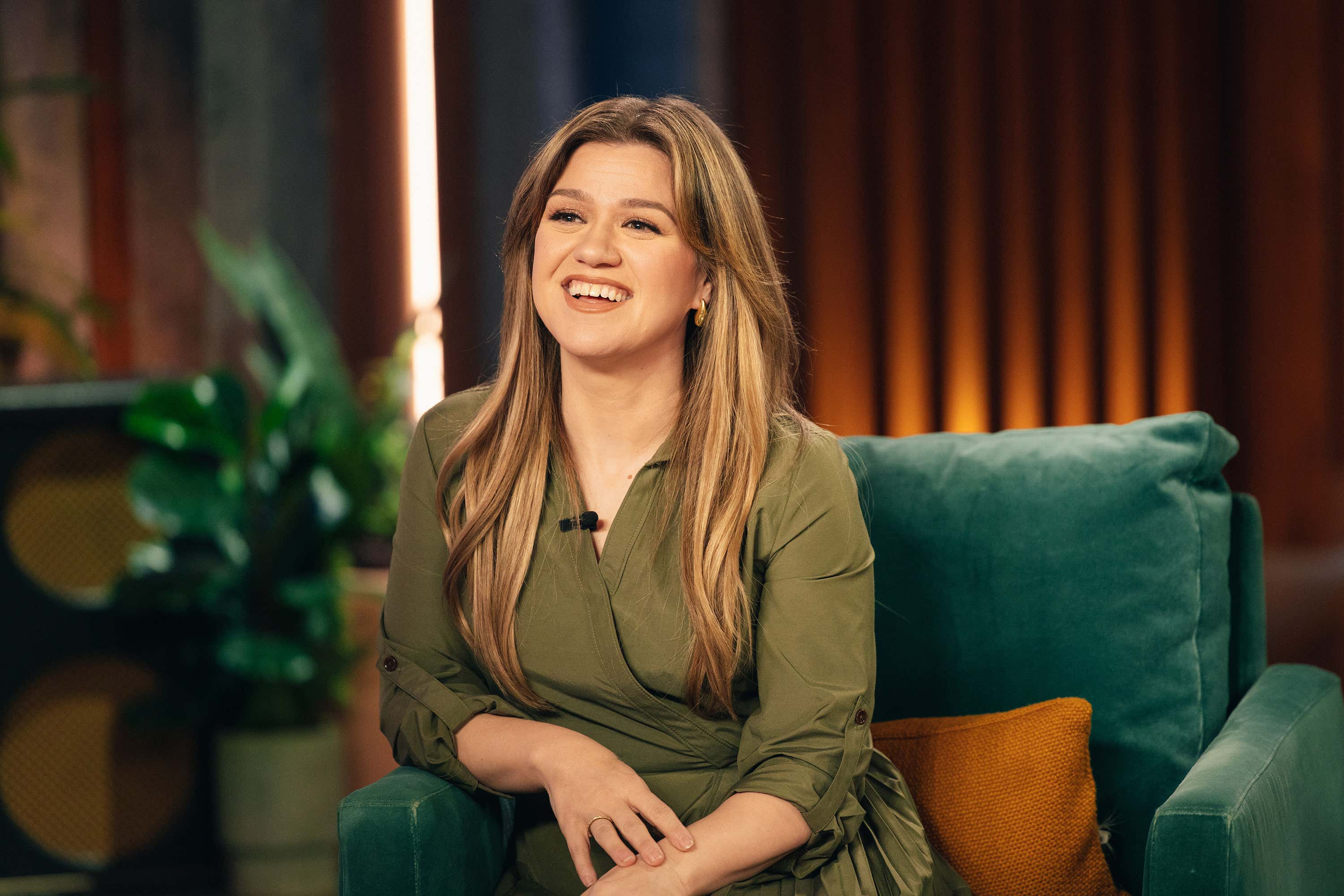 Kelly Clarkson Says American Idol Still Owes Her A Car From 2002 (And She Didn't Actually Win $1 Million)