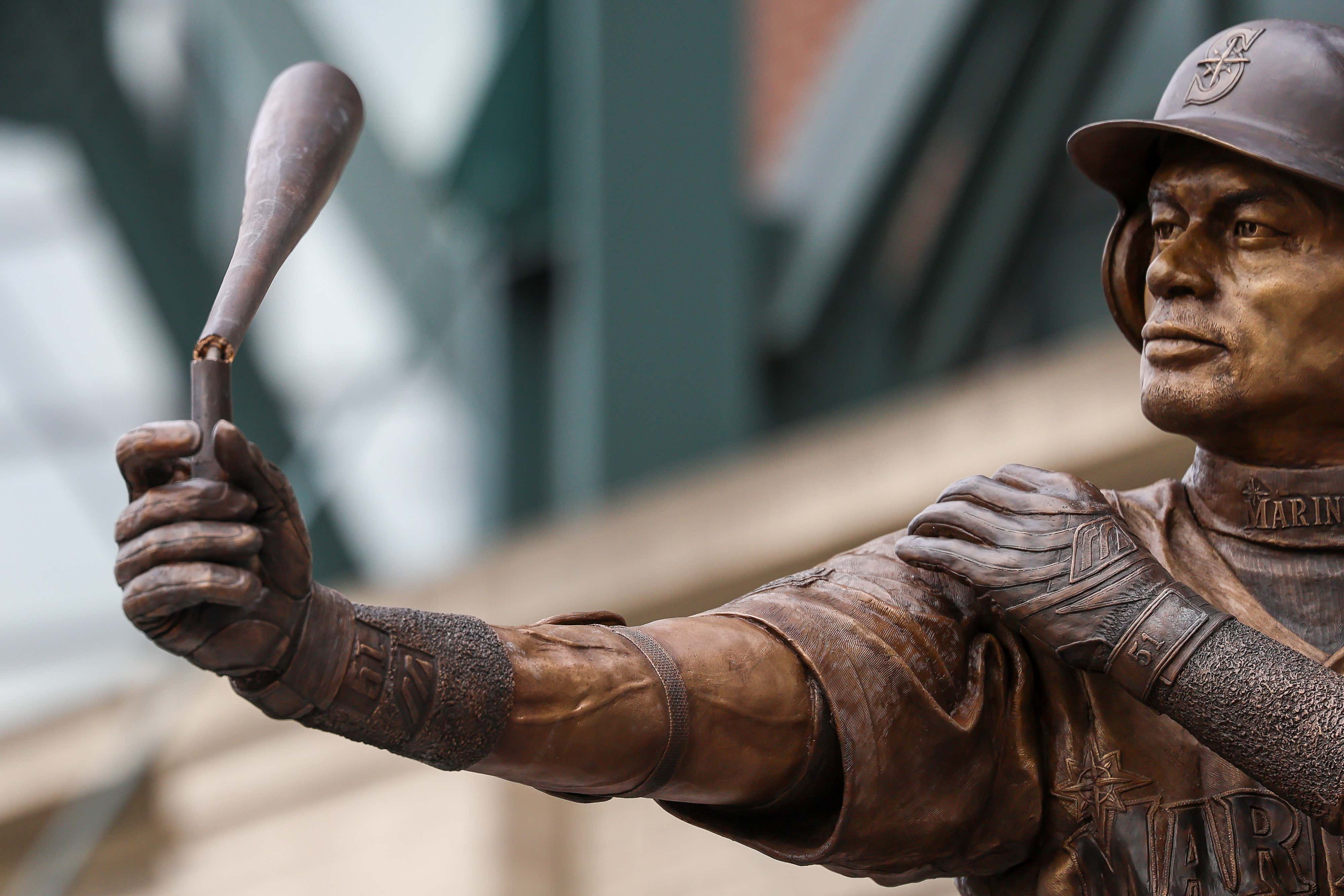The Mariners Embarrassingly Unveiled An Ichiro Statue With A Broken Bat