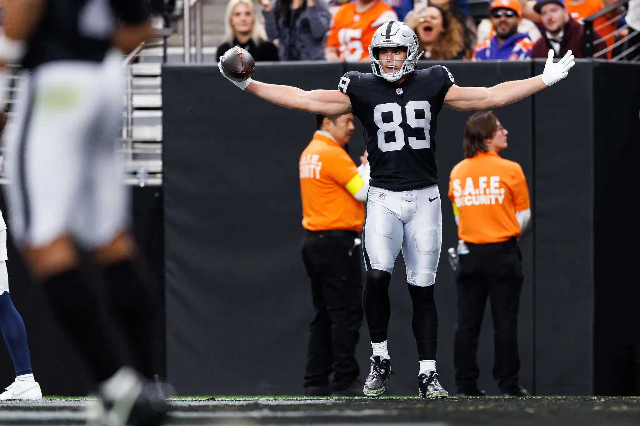 'He's A Football Robot From Heaven' - Klint Kubiak Gave Brock Bowers The Ultimate Football Guy Compliment, Clearly Plans To Make Him A Star