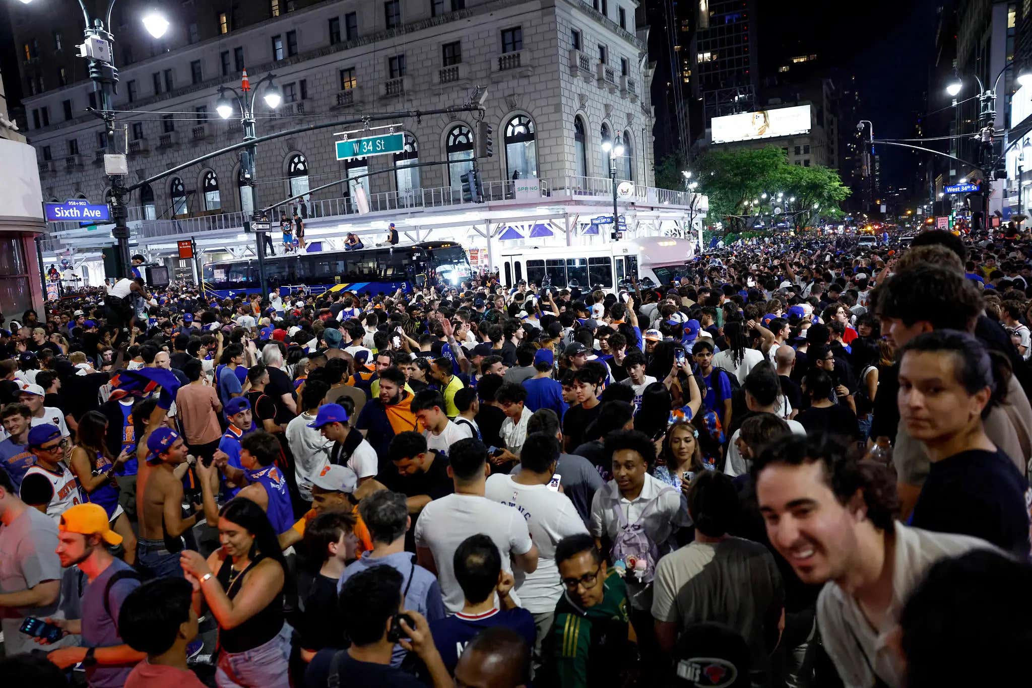 Hundreds Of New Yorkers Singing "Empire State Of Mind" Together In The Streets After The Knicks Won The Championship May Be The Most Beautiful Sports Video Of All-Time