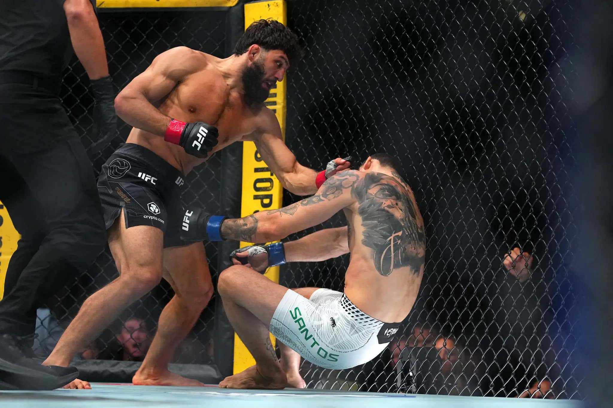Arman Tsarukyan Brutally KOs Mauricio Ruffy With An Elbow In The First Round