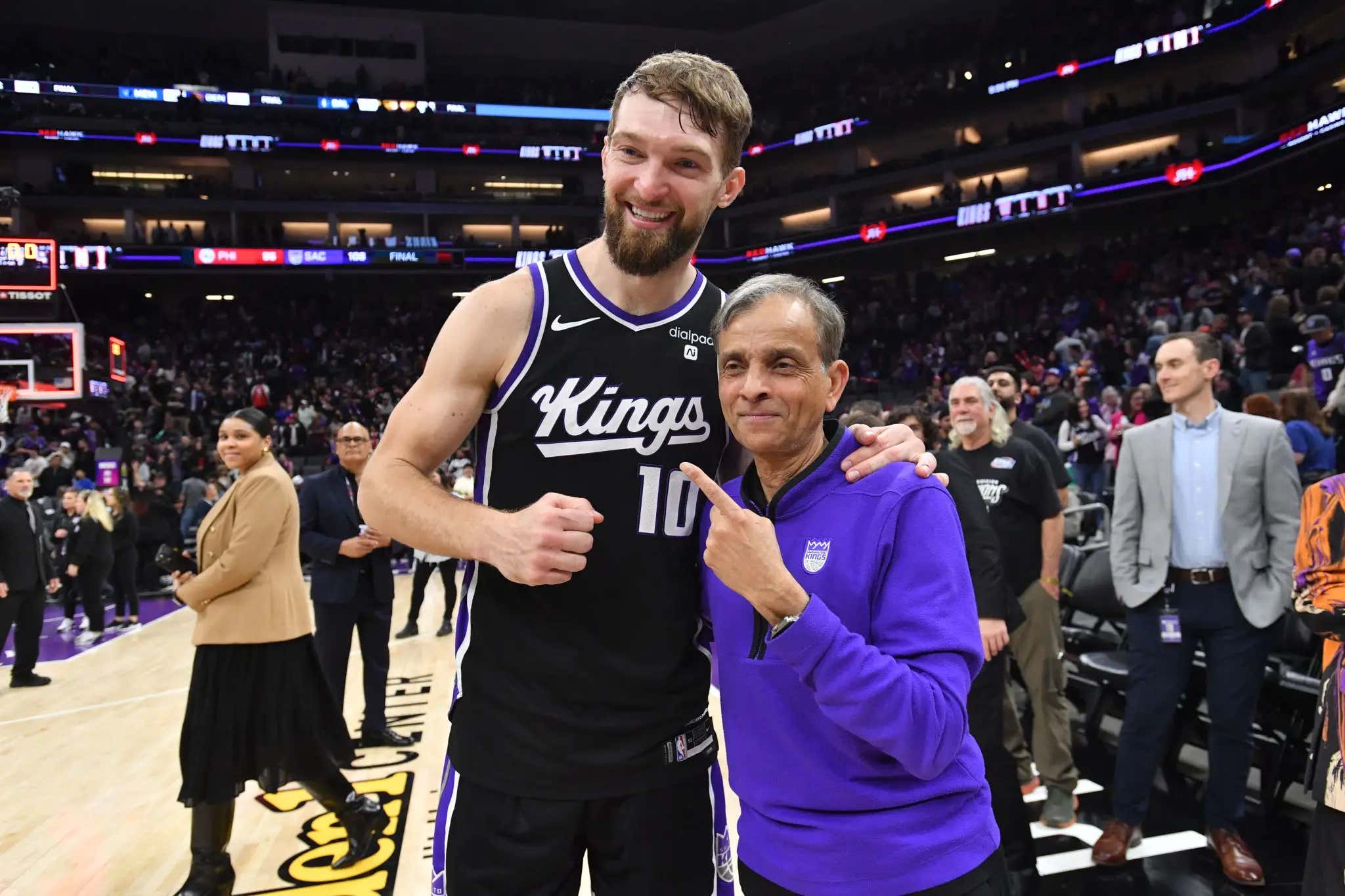 Sacramento Kings Owner Vivek Ranadivé Reportedly Decided To Kick Off Their Season By Weirdly Roasting All Of His Players, Coaches, And Front Office Execs For Their Failures