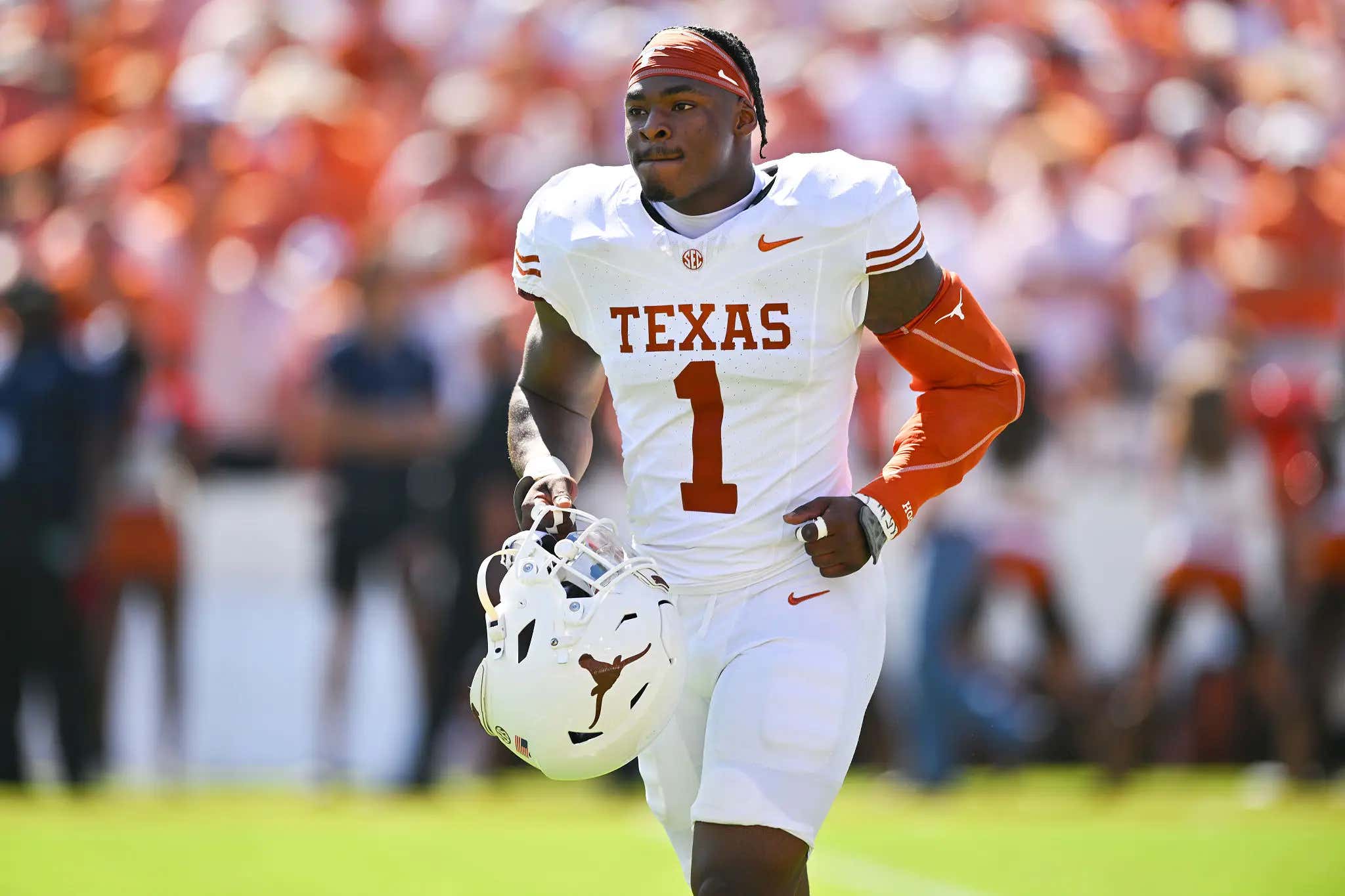 Bad to Worse: Texas Will Now Reportedly Be Without Colin Simmons for 3-4 Weeks Due to a High Ankle Sprain