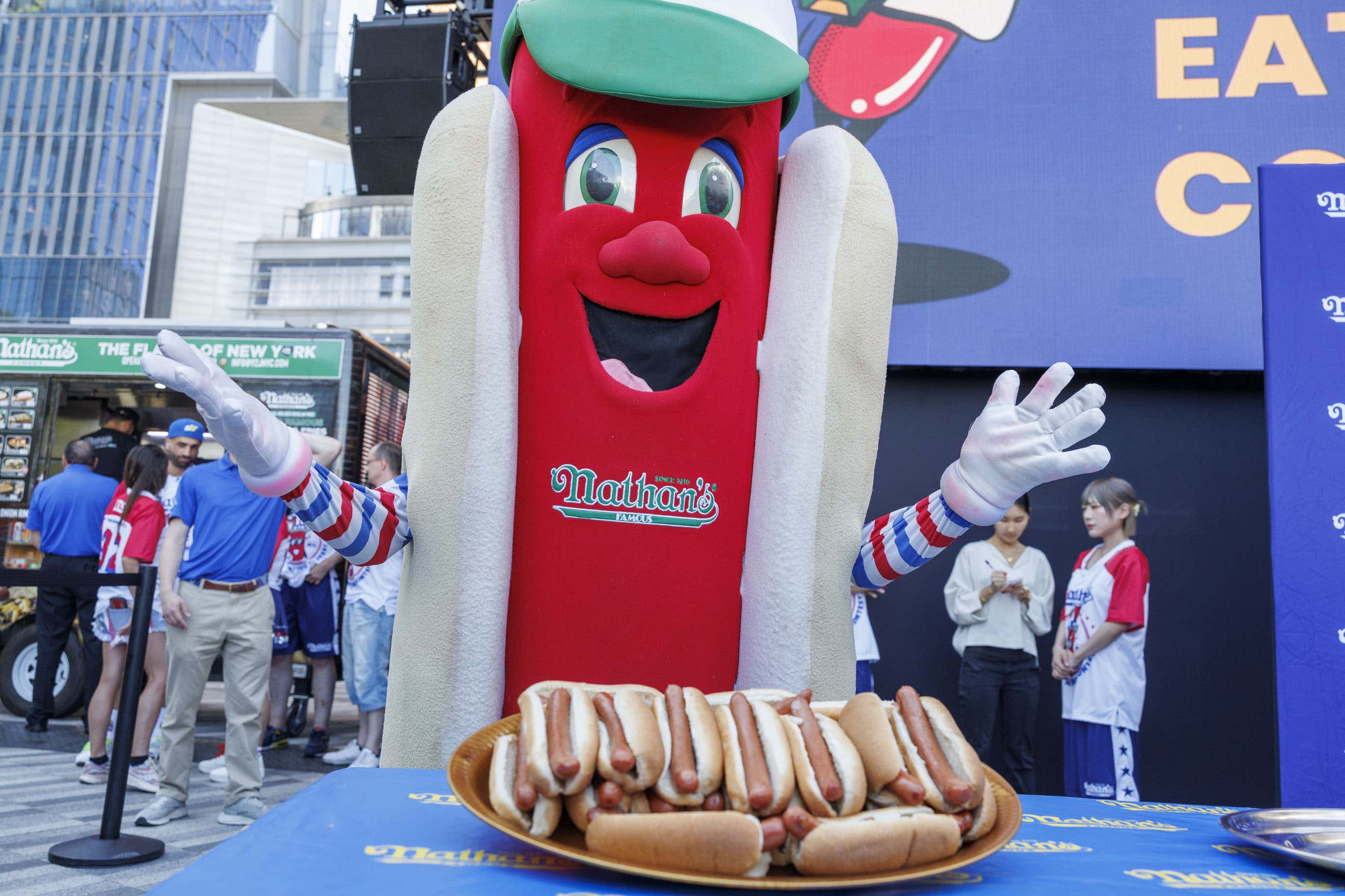 We Finally Have An Answer On Why Hot Dogs And Buns Are Made In Different Amounts And It's Because Of Pans