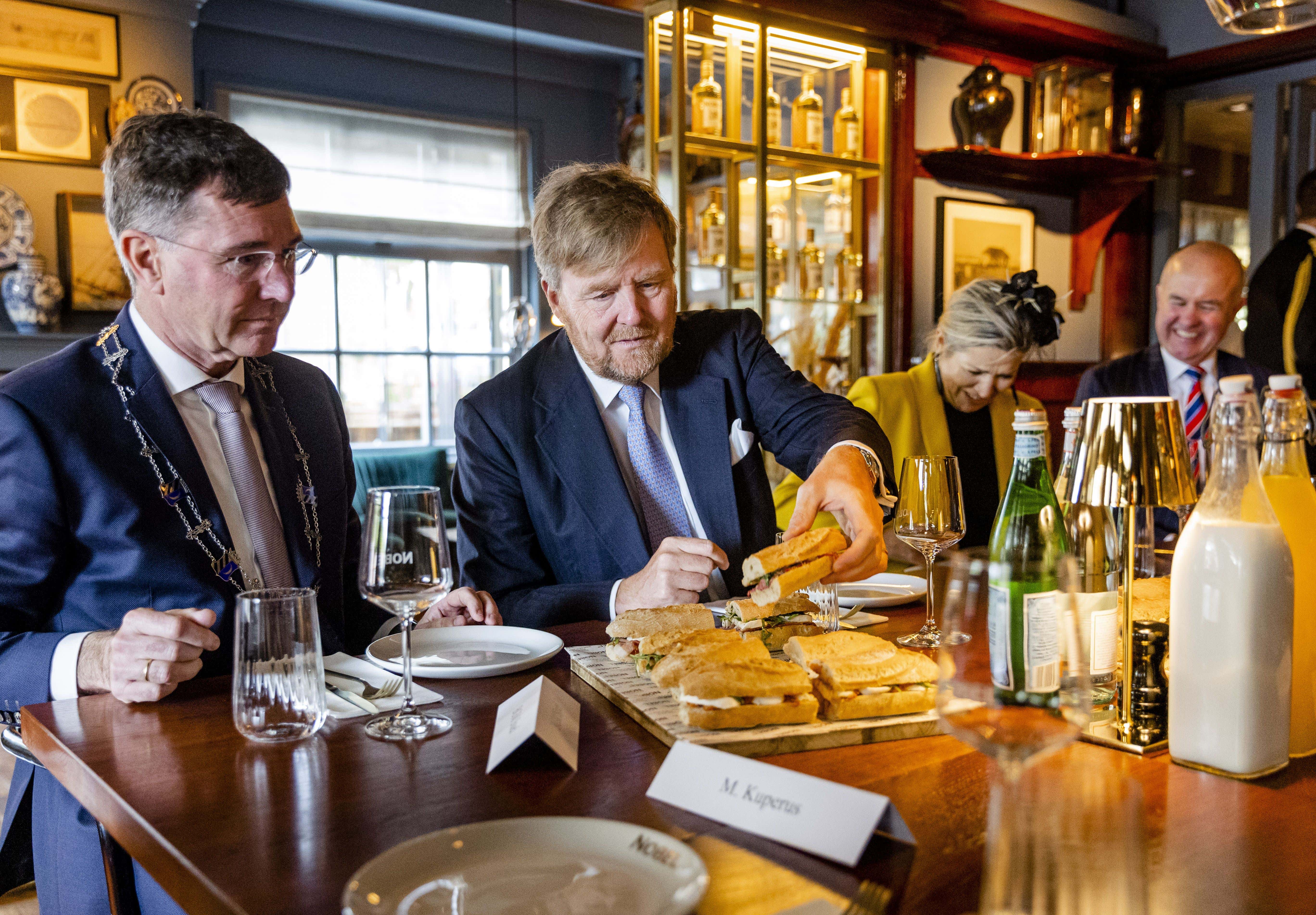 Awesome Story That People Eating Dinner Stopped To Go Help Rescue Four People Involved In A Plane Crash In Florida