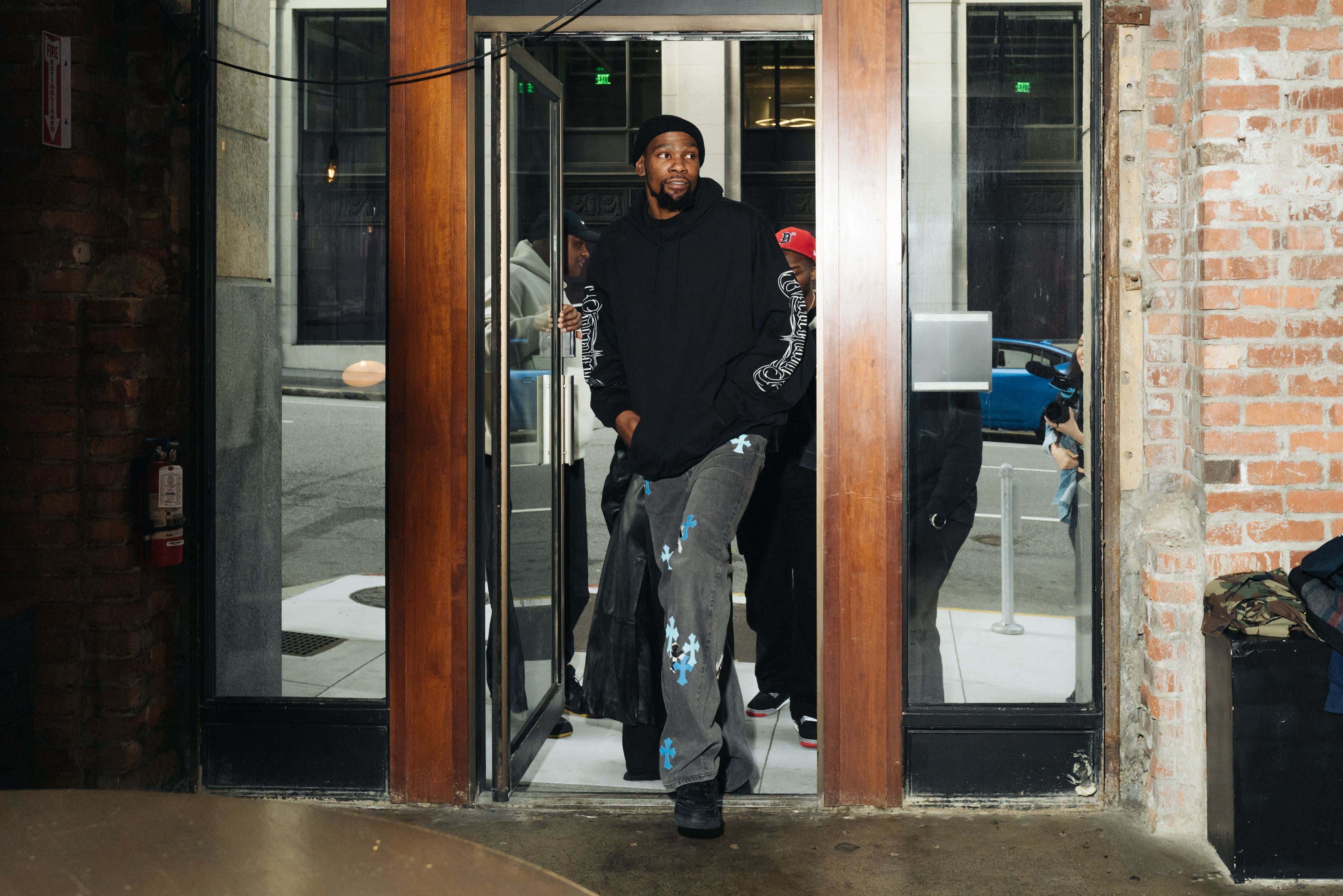 Kevin Durant Was Caught Hiding in Bushes Outside Restaurant to Avoid Paparazzi (It Did Not Work)