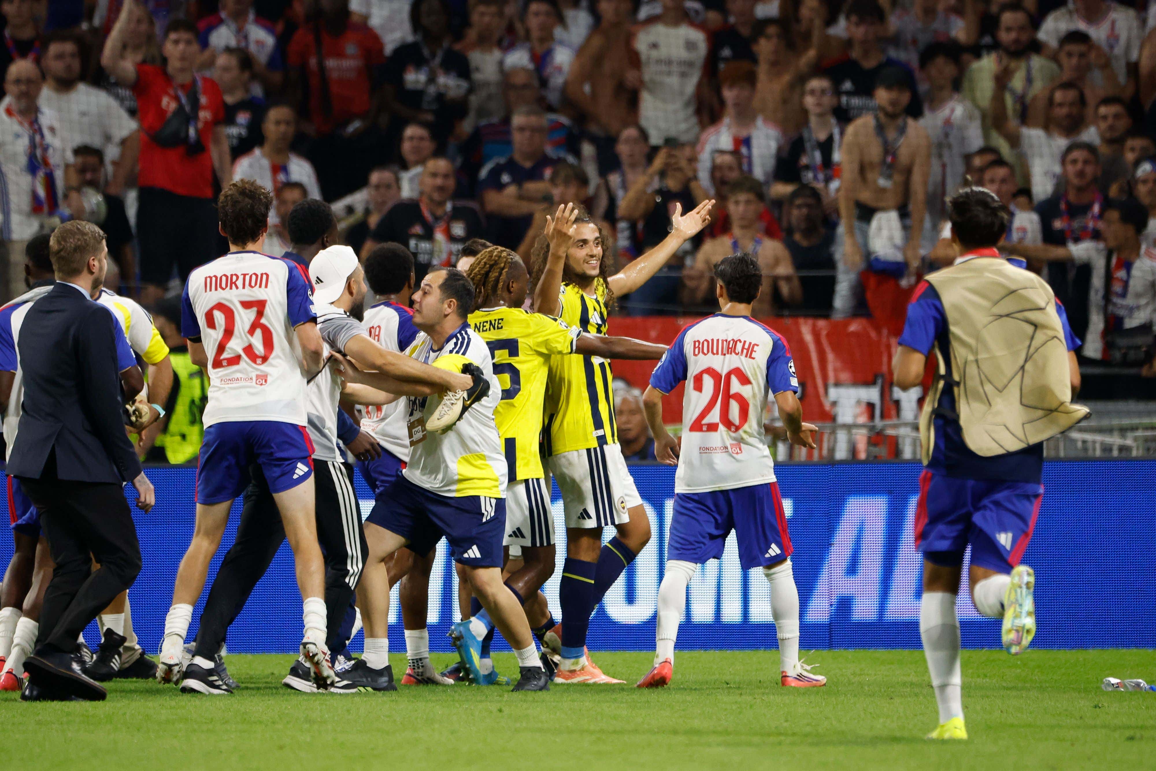 Rivalries Never Die - Matteo Guendouzi Got Into A Melee In The Tunnel After Shit Talking With Fans And Someone Delivering A Flying Kick At His Chest