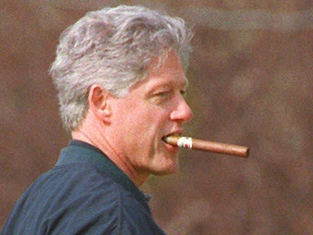 [Jeu] Suite d'images !  - Page 33 Bill-Clinton-cigar1