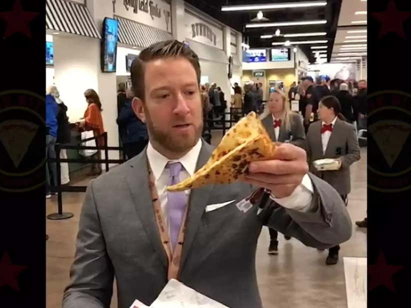 Barstool Pizza Review - Perfect Pizzeria (Breeders Cup, Churchill Downs)