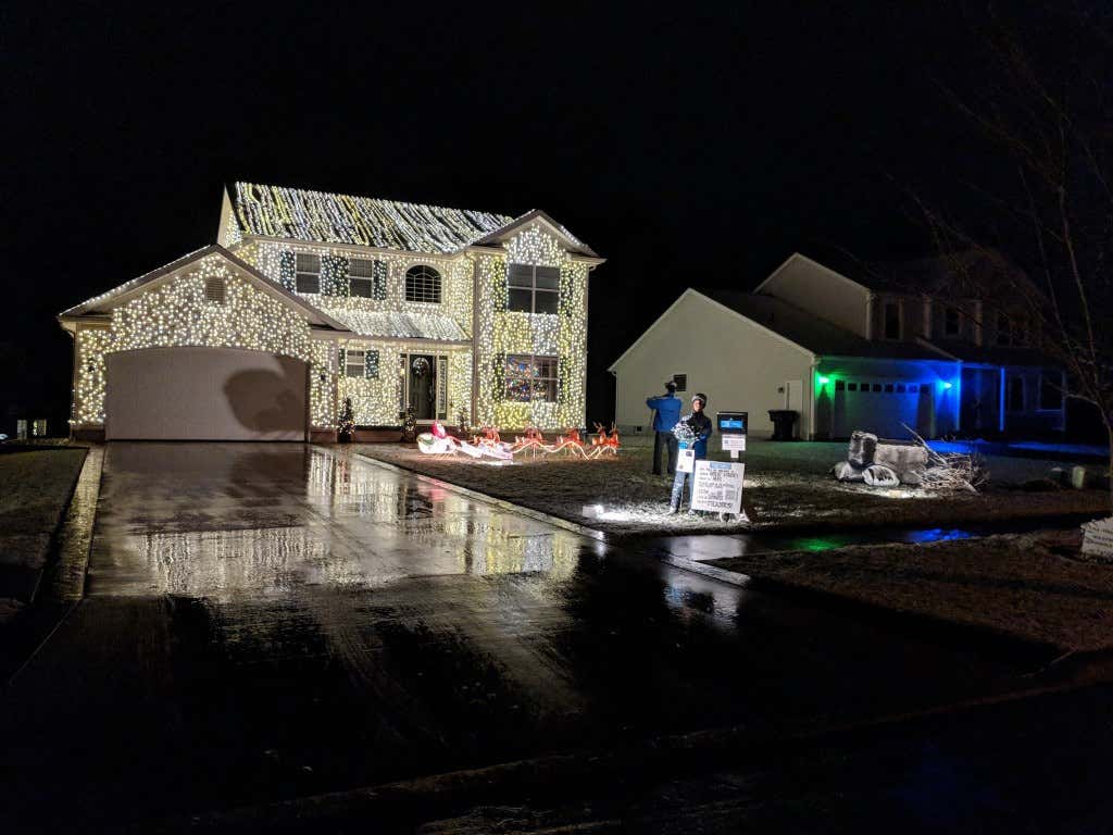 God Bless The Ohio Family That Decorates Their House With 25,000 Lights