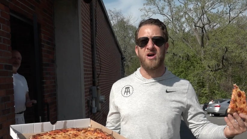 Barstool Pizza Review - Ernie's Pizzeria (New Haven, CT)