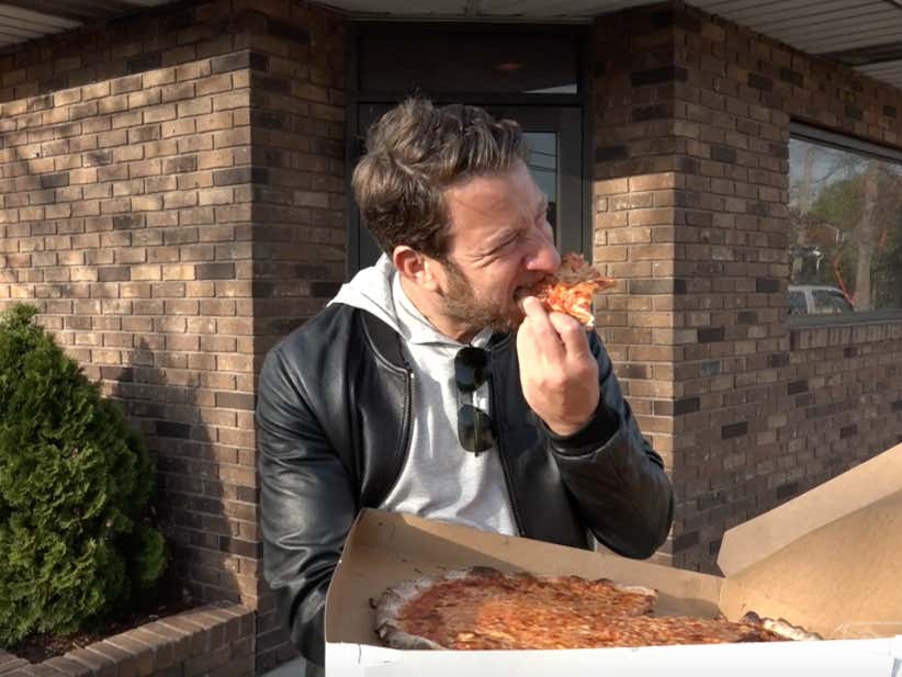 Barstool Pizza Review - Mike's Apizza and Restaurant (West Haven,CT)