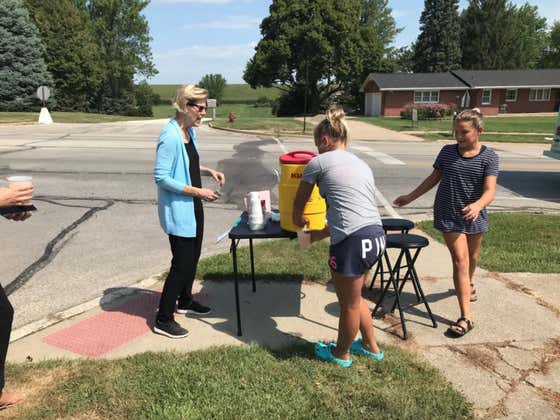 The People Freaking Out About An Iowa Girl Charging Elizabeth Warren $7 For Lemonade Don't Understand How Capitalism Works