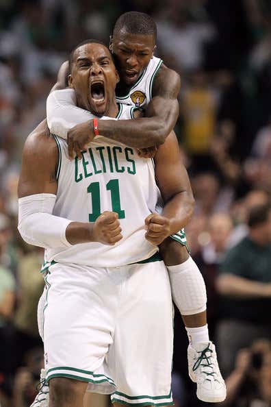 nate-robinson-hit-a-game-winner-over-big-baby-who-then-held-him-like-a-big-baby-barstool-sports