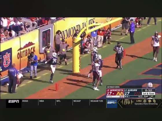 Tyler Johnson with a crazy TD catch with 37 seconds left in the half to give Minnesota (+225 ML) a 24-17 lead.