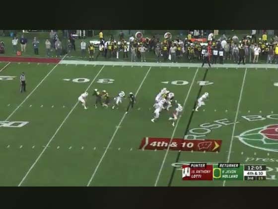 Wisconsin fumbles the snap and Oregon (+3) takes it to the house to take a 21-17 lead.