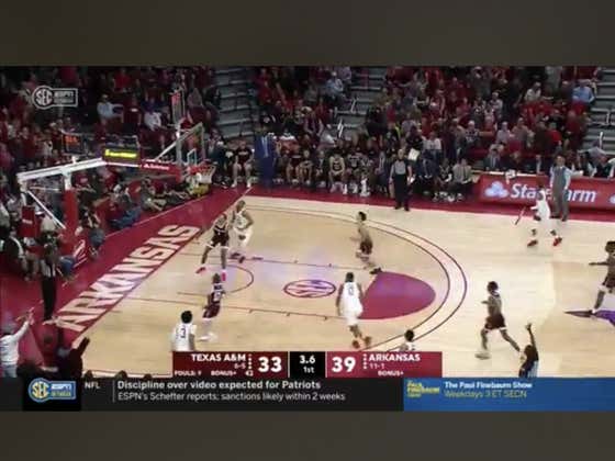 Arkansas hits a 3 with a second left to cover the -8.5 1H spread