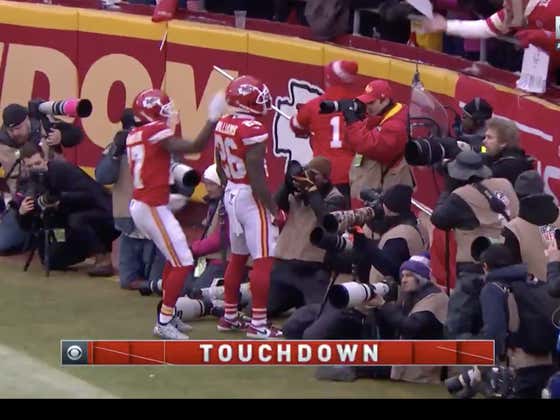 Chiefs finally get on the board to make it 24-7. You can live bet the Chiefs at +200 ML or +4.5.